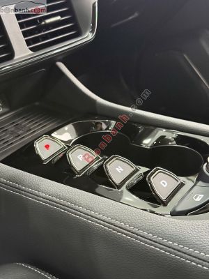 Xe VinFast VF8 S 2024